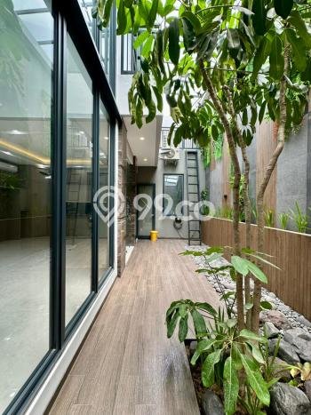 For Sale! Luxury House LT 210m2 Desain Elegan di Surabaya Kota For Sale! Luxury House LT 210m2 Desain Elegan di Surabaya Kota