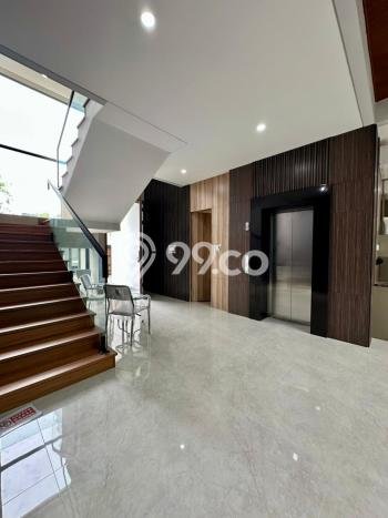 For Sale! Luxury House LT 210m2 Desain Elegan di Surabaya Kota For Sale! Luxury House LT 210m2 Desain Elegan di Surabaya Kota