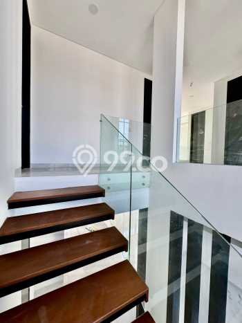 Rumah Luxury Modern Tanpa Renovasi di Citraland Surabaya Rumah Luxury Modern Tanpa Renovasi di Citraland Surabaya