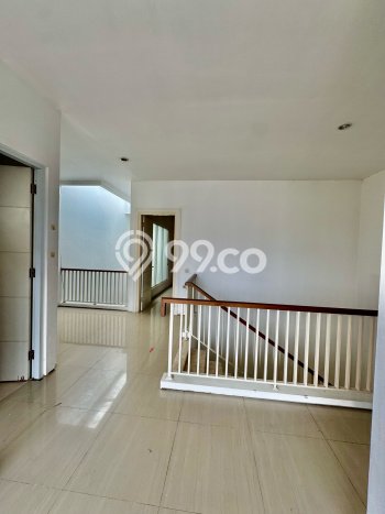 Rumah Mewah LB 240m2 Siap Huni Desain Elegan di Citraland, Surabaya Rumah Mewah LB 240m2 Siap Huni Desain Elegan di Citraland, Surabaya