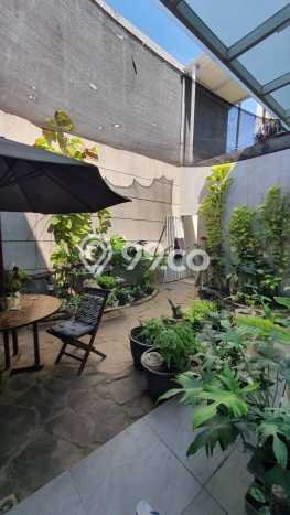 Rumah Luxury Modern Tanpa Renovasi di Pakuwon Indah Surabaya Rumah Luxury Modern Tanpa Renovasi di Pakuwon Indah Surabaya