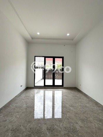 Ready to Use! Luxury House LT 180m2 Desain Modern di BSD City Ready to Use! Luxury House LT 180m2 Desain Modern di BSD City