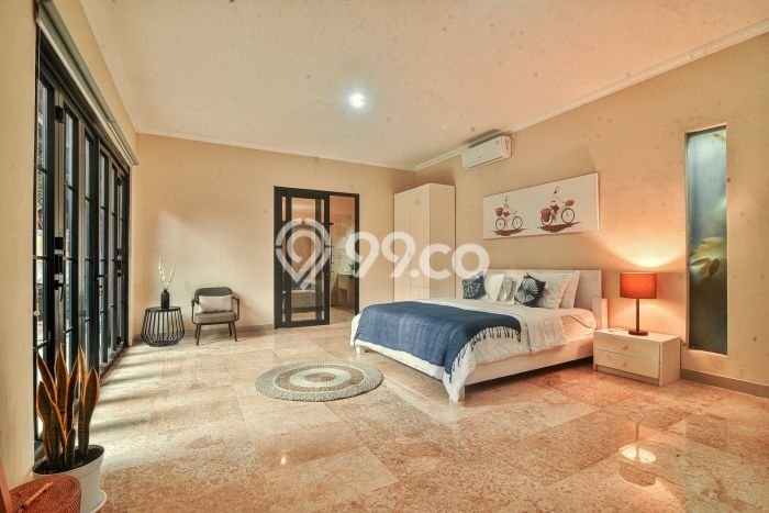 Vila Strategis Kawasan , Area 300m2m², Dekat ke berbagai keperluan Vila Strategis Kawasan , Area 300m2m², Dekat ke berbagai keperluan