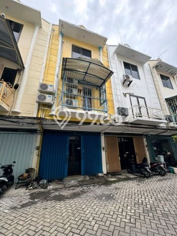 Ruko Dijual di Surabaya LT 45m2 & LB 135m2 Lokasi Terbaik! Ruko Dijual di Surabaya LT 45m2 & LB 135m2 Lokasi Terbaik!