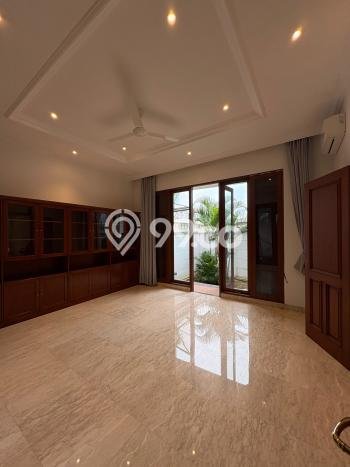 Sewa Rumah Nyaman LT 1150m2 / LB 650m2 di Kemang, Jakarta Selatan Sewa Rumah Nyaman LT 1150m2 / LB 650m2 di Kemang, Jakarta Selatan