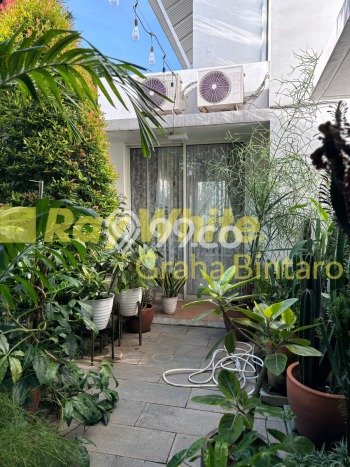 Rumah Mewah LB 350m2 Siap Huni Desain Elegan di Bintaro, Tangerang Selatan Rumah Mewah LB 350m2 Siap Huni Desain Elegan di Bintaro, Tangerang Selatan