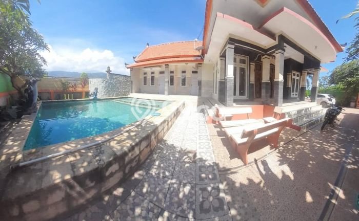 Dijual! Vila Kawasan , Luas 380m2m², Posisi Strategis Dijual! Vila Kawasan , Luas 380m2m², Posisi Strategis