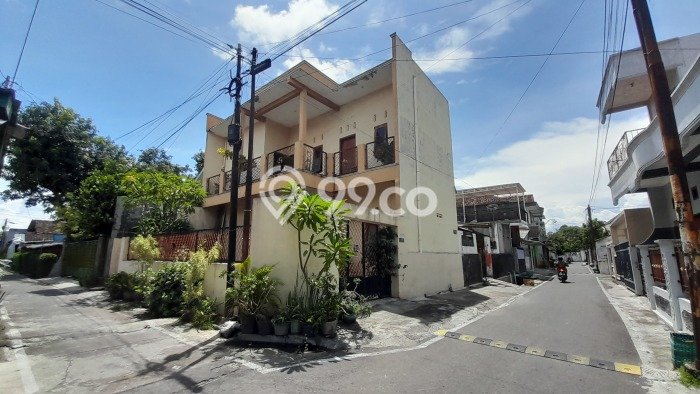 PROPERTI PILIHAN! Rumah di Pajang, Luas 151m2m² LB 200m2m² PROPERTI PILIHAN! Rumah di Pajang, Luas 151m2m² LB 200m2m²