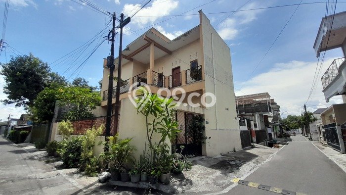 PROPERTI PILIHAN! Rumah di Pajang, Luas 151m2m² LB 200m2m² PROPERTI PILIHAN! Rumah di Pajang, Luas 151m2m² LB 200m2m²