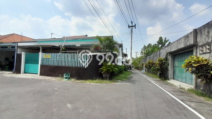 Peluang Investasi! Kost Dijual di Jajar, Solo, 5 KT, 2 KM, Luas 78m2 Peluang Investasi! Kost Dijual di Jajar, Solo, 5 KT, 2 KM, Luas 78m2