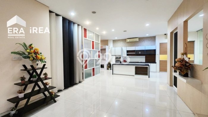 SEWA TERBAIK! Komersial di Jebres, Luas 528m2m², Jalan Strategis SEWA TERBAIK! Komersial di Jebres, Luas 528m2m², Jalan Strategis