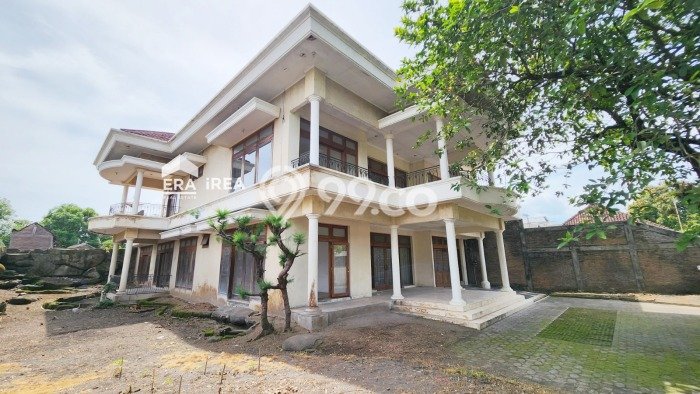 Lokasi strategis! Rumah siap huni dikontrakkan di Laweyan LB 600m2 Lokasi strategis! Rumah siap huni dikontrakkan di Laweyan LB 600m2