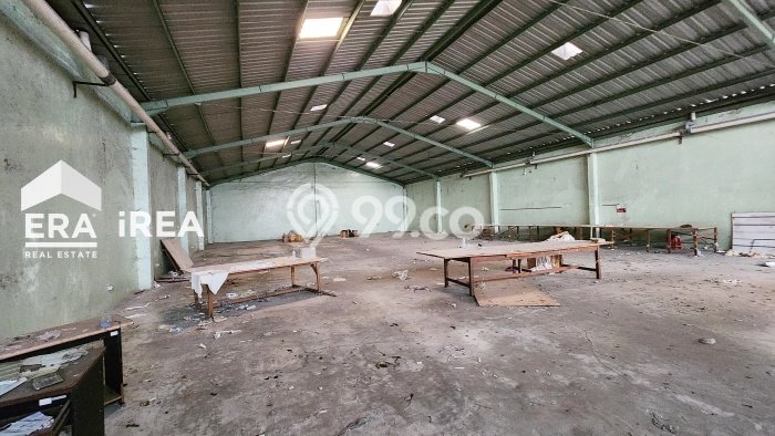 Area Ramai! Gudang Dijual di Jebres untuk Bisnis Luas Bangunan 2000m2 Area Ramai! Gudang Dijual di Jebres untuk Bisnis Luas Bangunan 2000m2