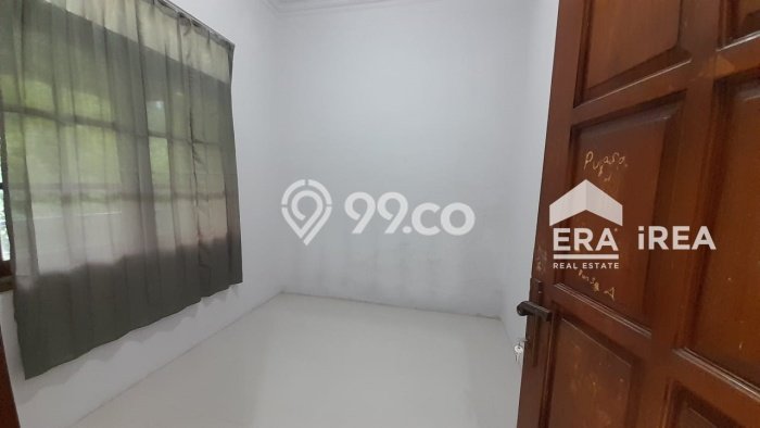 Lokasi strategis! Rumah siap huni disewakan di Laweyan LB 100m2 Lokasi strategis! Rumah siap huni disewakan di Laweyan LB 100m2