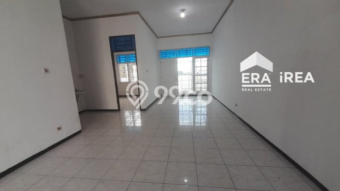 Lokasi terbaik! Rumah siap pakai disewakan di Solo Baru LB 100m2 Lokasi terbaik! Rumah siap pakai disewakan di Solo Baru LB 100m2