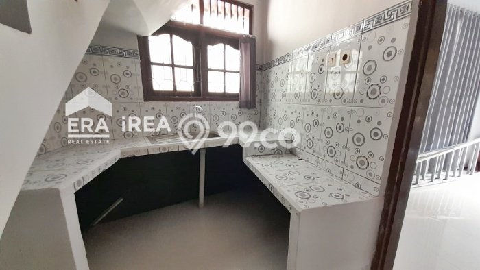 Lokasi strategis! Rumah siap huni disewakan di Laweyan LB 100m2 Lokasi strategis! Rumah siap huni disewakan di Laweyan LB 100m2