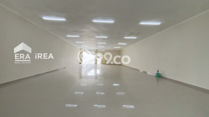 Unit Komersial disewakan di Jebres Solo dengan LT 800m2 / LB 450m2 Unit Komersial disewakan di Jebres Solo dengan LT 800m2 / LB 450m2