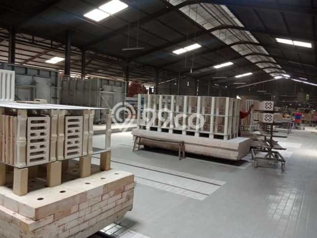 INVESTASI POTENSIAL! Pabrik di Ciwaringin, Luas 28000m2m², Tingkat Keramaian Tinggi INVESTASI POTENSIAL! Pabrik di Ciwaringin, Luas 28000m2m², Tingkat Keramaian Tinggi