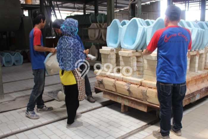 INVESTASI POTENSIAL! Pabrik di Ciwaringin, Luas 28000m2m², Tingkat Keramaian Tinggi INVESTASI POTENSIAL! Pabrik di Ciwaringin, Luas 28000m2m², Tingkat Keramaian Tinggi