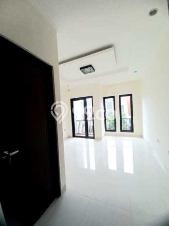 Ready to Use! Luxury House LT 180m2 Desain Modern di Pondok Kelapa Ready to Use! Luxury House LT 180m2 Desain Modern di Pondok Kelapa