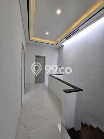 Dijual Rumah 5 Kamar Lokasi Ideal Nyaman dan Strategis di Rungkut Dijual Rumah 5 Kamar Lokasi Ideal Nyaman dan Strategis di Rungkut