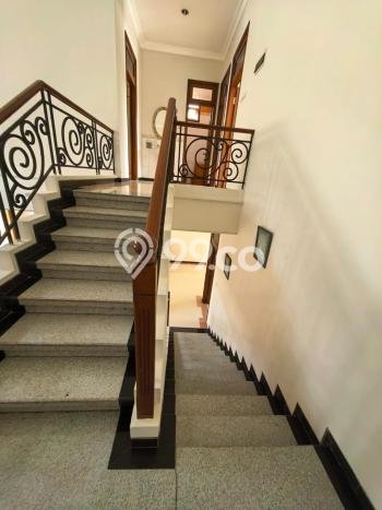 Disewakan Rumah Konsep Modern di Dukuh Pakis Surabaya dengan 5 KT Disewakan Rumah Konsep Modern di Dukuh Pakis Surabaya dengan 5 KT