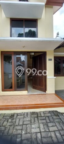 Disewakan! Rumah 3 Kamar Tidur &
2 Kamar Mandi di Citraland, Surabaya Disewakan! Rumah 3 Kamar Tidur &
2 Kamar Mandi di Citraland, Surabaya