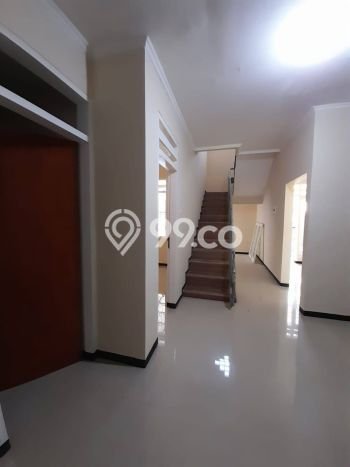 Dijual Rumah 5 Kamar Lokasi Ideal Nyaman dan Strategis di Rungkut Dijual Rumah 5 Kamar Lokasi Ideal Nyaman dan Strategis di Rungkut