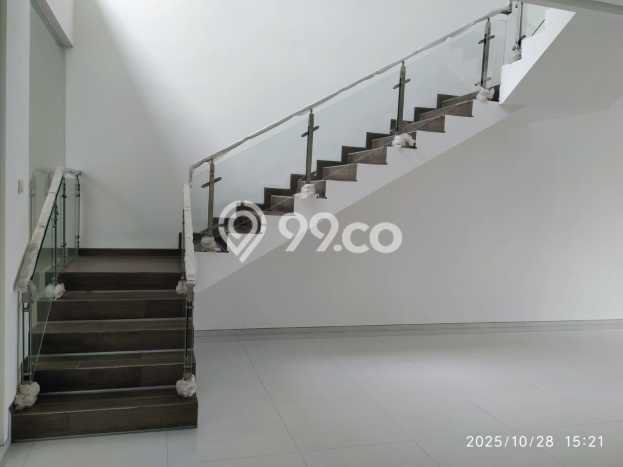 BEST OFFER! Rumah Siap Huni di Lakarsantri, LT 320m2m² Bangunan 383m2m² BEST OFFER! Rumah Siap Huni di Lakarsantri, LT 320m2m² Bangunan 383m2m²