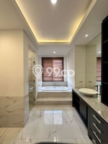 Ready to Use! Luxury House LT 425m2 Desain Elegan di Kemang Ready to Use! Luxury House LT 425m2 Desain Elegan di Kemang