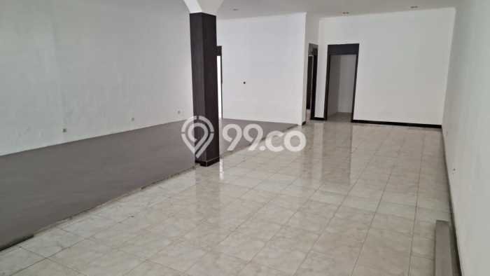 HARGA TERBAIK! Rumah di , 2 KM, Area Asri, Luas 229m2m² Bangunan 229m2m² HARGA TERBAIK! Rumah di , 2 KM, Area Asri, Luas 229m2m² Bangunan 229m2m²
