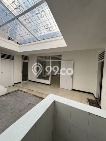 Rumah di kertajaya, Surabaya, Luas 198m2m² LB 320m2m² Rumah di kertajaya, Surabaya, Luas 198m2m² LB 320m2m²