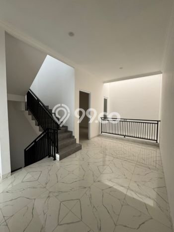 Rumah Mewah Siap Huni LT 102m2 di Kelapa Gading, Jakarta Utara Rumah Mewah Siap Huni LT 102m2 di Kelapa Gading, Jakarta Utara