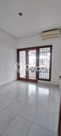 Disewakan! Rumah 3 Kamar Tidur &
2 Kamar Mandi di Bintaro, Tangerang Selatan Disewakan! Rumah 3 Kamar Tidur &
2 Kamar Mandi di Bintaro, Tangerang Selatan