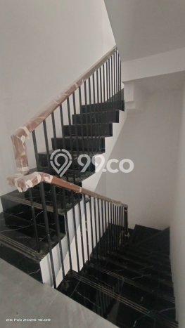 Rumah Strategis Modern Lb 130m2 di Cipayung, Jakarta Timur Rumah Strategis Modern Lb 130m2 di Cipayung, Jakarta Timur