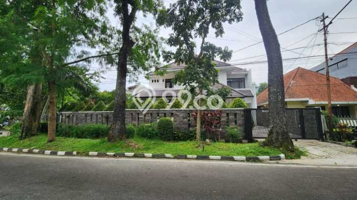 Rumah Lokasi Strategis area Riau, Bandung, LT 600m2m² Bangunan 800m2m² Rumah Lokasi Strategis area Riau, Bandung, LT 600m2m² Bangunan 800m2m²