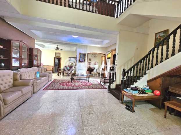 Rumah Mewah LB 500m2 Siap Huni Desain Elegan di Pulo Asem, Jakarta Timur Rumah Mewah LB 500m2 Siap Huni Desain Elegan di Pulo Asem, Jakarta Timur