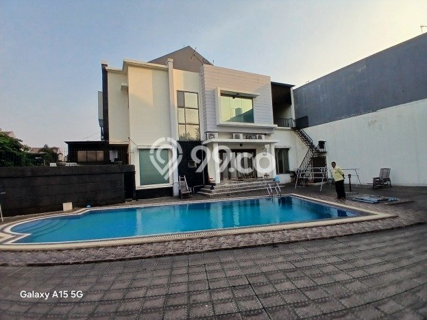 Rumah Elit Modern Tanpa Renovasi di Raffles Hills Jakarta Timur Rumah Elit Modern Tanpa Renovasi di Raffles Hills Jakarta Timur