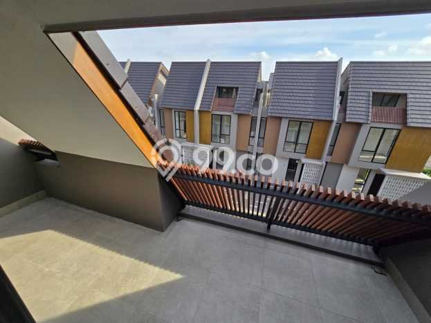 Disewakan! Rumah 3 Kamar Tidur &
3 Kamar Mandi di Summarecon Crown Gading, Bekasi Disewakan! Rumah 3 Kamar Tidur &
3 Kamar Mandi di Summarecon Crown Gading, Bekasi