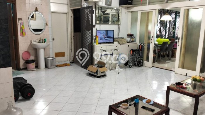 Rumah Luas Asri 4 KT Siap Huni di Raya Darmo Surabaya Rumah Luas Asri 4 KT Siap Huni di Raya Darmo Surabaya