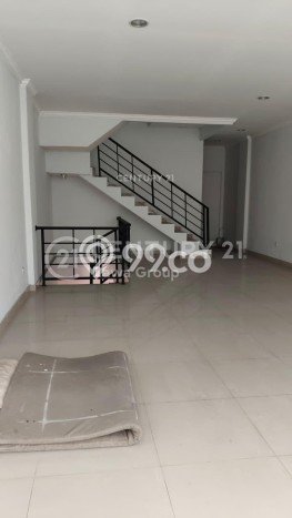 INVESTASI MENGUNTUNGKAN! Ruko di Kembangan, Luas 300m2m², Nilai Sewa Tinggi INVESTASI MENGUNTUNGKAN! Ruko di Kembangan, Luas 300m2m², Nilai Sewa Tinggi