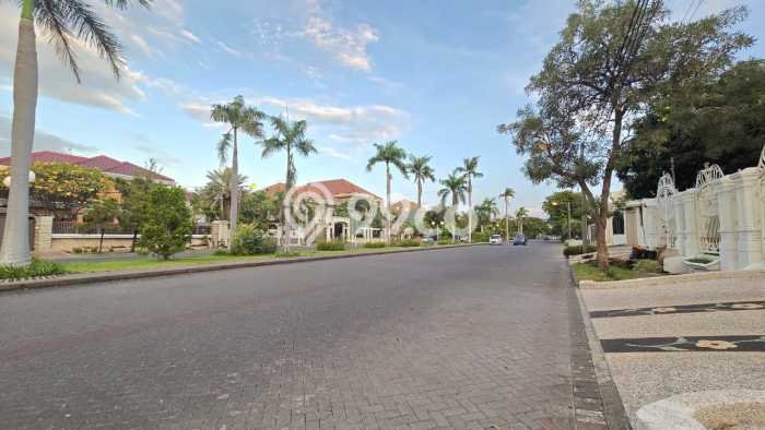 Rumah Mewah LB 600m2 Siap Pakai Desain Elegan di Semolowaru, Surabaya Rumah Mewah LB 600m2 Siap Pakai Desain Elegan di Semolowaru, Surabaya