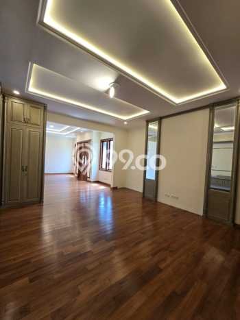 Rumah Elit Modern Tanpa Renovasi di Pondok Indah Jakarta Selatan Rumah Elit Modern Tanpa Renovasi di Pondok Indah Jakarta Selatan
