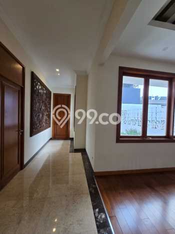 Rumah Elit Modern Tanpa Renovasi di Pondok Indah Jakarta Selatan Rumah Elit Modern Tanpa Renovasi di Pondok Indah Jakarta Selatan