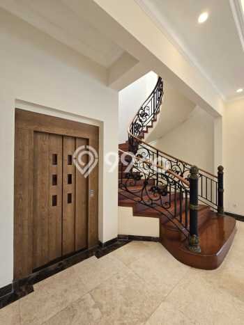 Rumah Elit Modern Tanpa Renovasi di Pondok Indah Jakarta Selatan Rumah Elit Modern Tanpa Renovasi di Pondok Indah Jakarta Selatan