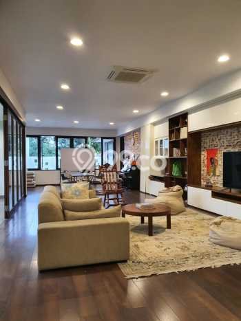 Ready to Use! Premium House LT 417m2 Desain Elegan di Kemang Ready to Use! Premium House LT 417m2 Desain Elegan di Kemang