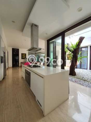 Ready to Use! Premium House LT 417m2 Desain Elegan di Kemang Ready to Use! Premium House LT 417m2 Desain Elegan di Kemang