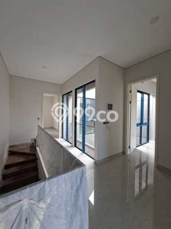 Rumah Nyaman dengan Luas Bangunan 255m2m² di Lokasi , Surabaya Rumah Nyaman dengan Luas Bangunan 255m2m² di Lokasi , Surabaya