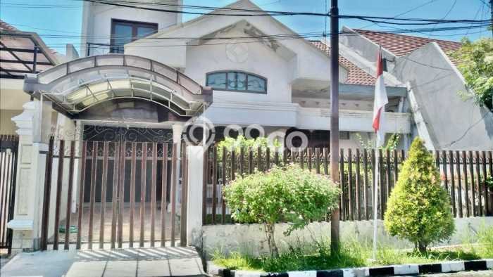 Rumah Strategis Modern Lb 220m2 di Dukuh Pakis, Surabaya Rumah Strategis Modern Lb 220m2 di Dukuh Pakis, Surabaya