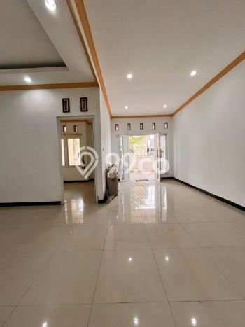 Rumah Modern 3 Kamar LT 195m2 di Wadungasri Rumah Modern 3 Kamar LT 195m2 di Wadungasri